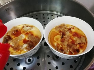 13、油条蒸鸡蛋,放入半勺香油