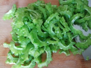 4、减脂系~凉拌苦瓜,然后切薄片