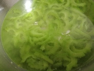8、减脂系~凉拌苦瓜,捞出放冷水中，再捞出控水