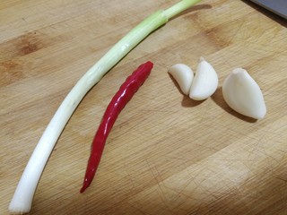 10、减脂系~凉拌苦瓜,葱，小米辣，蒜切碎