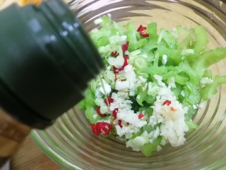 11、减脂系~凉拌苦瓜,将切好的葱末，小米辣，蒜末放入苦瓜内，倒入适量的橄榄油