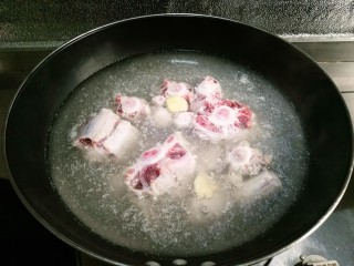 1、萝卜炖牛尾,牛尾巴顺着关节切成段，洗净飞水