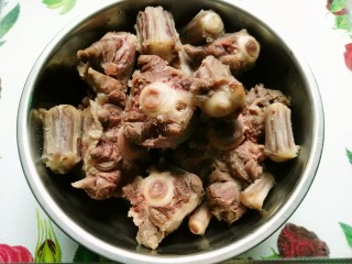 2、萝卜炖牛尾,飞水后用温水洗净血沫