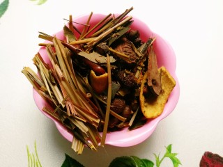 3、萝卜炖牛尾,准备常用的炖肉香料清洗，沥干水备用