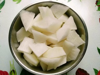 4、萝卜炖牛尾,白萝卜切滚刀块备用