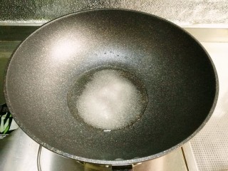 5、萝卜炖牛尾,锅入油预热，放入白糖，小火加热