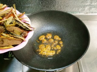 6、萝卜炖牛尾,用木铲不断搅拌至糖浆开始冒泡，倒入香料偏出香味