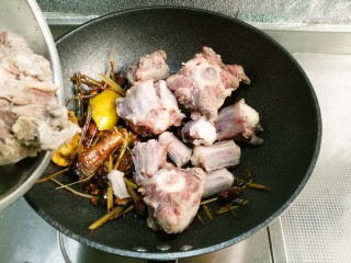 7、萝卜炖牛尾,接着放入牛尾