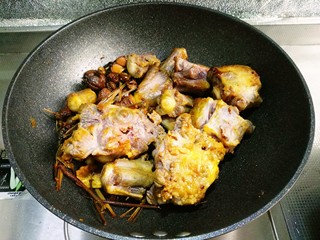 8、萝卜炖牛尾,翻炒上色