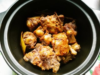 9、萝卜炖牛尾,将食材转入砂锅