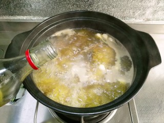 11、萝卜炖牛尾,倒入料酒去腥增香