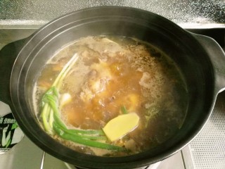 12、萝卜炖牛尾,放入葱姜，大火烧开，改小火炖1个时