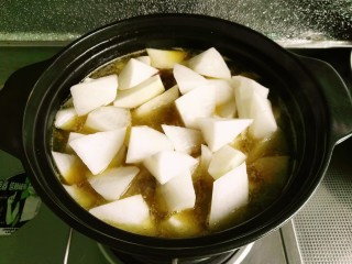 13、萝卜炖牛尾,牛尾炖1个小时后，放入萝卜块烧开，小火继续炖