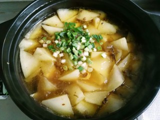 14、萝卜炖牛尾,炖至萝卜熟烂，撒入青蒜粒