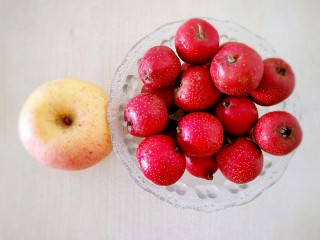 1、自制小零食――零添加山楂卷。,新鲜的山楂和苹果，清洗干净