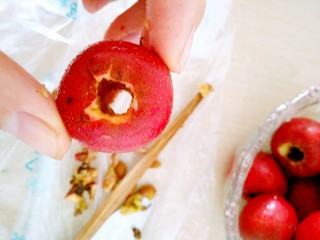 2、自制小零食――零添加山楂卷。,山楂去核（我是用筷子大的一头朝中间穿过去的）
