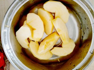 3、自制小零食――零添加山楂卷。,苹果去皮去核，再切成小块