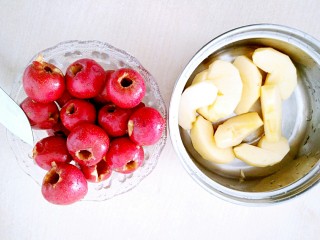 4、自制小零食――零添加山楂卷。,处理好的苹果和山楂，再清洗干净