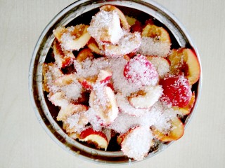 5、自制小零食――零添加山楂卷。,苹果和山楂倒在一个大盆里，上面撒上白糖，腌制1小时以上