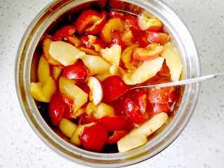 6、自制小零食――零添加山楂卷。,再上锅蒸熟，大概20分钟左右，拿出来用勺子搅拌均匀，用勺子碾压，很容易烂就可以了。