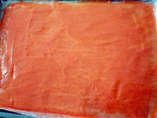 8、自制小零食――零添加山楂卷。,放凉后再倒入烤盘里，薄薄的一层就行了，最后把面刮平，烤箱预热，上下火180度，中层烤30分钟左右（视自己的烤箱而定）