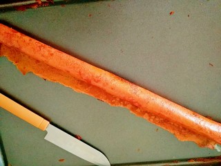 10、自制小零食――零添加山楂卷。,取出来放晾后卷起来，把多余的边边切掉