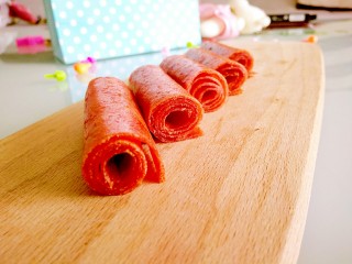 11、自制小零食――零添加山楂卷。,再切成小段