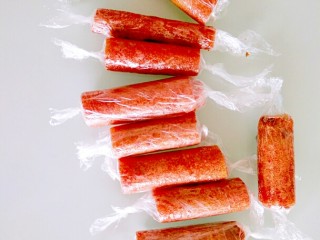 16、自制小零食――零添加山楂卷。,吃不完的再用包装纸包起来，每天吃一点，不要贪吃哦！