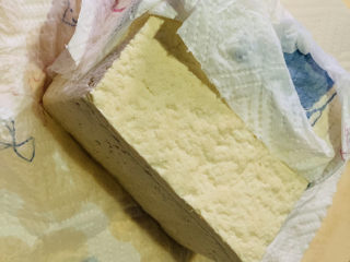 4、韭菜炒豆腐,热油的时候，把豆腐用厨房纸洗干水分；