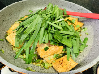 19、韭菜炒豆腐,加入韭菜叶；
