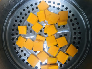 3、南瓜浓汤,去皮切块上锅蒸15分钟