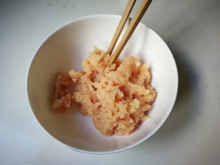 1、蒸枸杞鸡肉圆,鸡脯肉打成肉糜放入大碗中