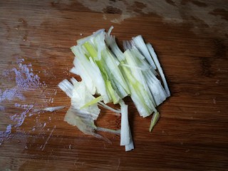 2、蒸枸杞鸡肉圆,大葱姜丝