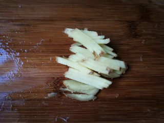 3、蒸枸杞鸡肉圆,姜切丝