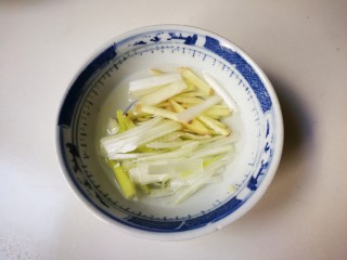 4、蒸枸杞鸡肉圆,葱姜丝放入碗中，放50毫升清水浸泡十分钟