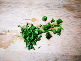 6、蒸枸杞鸡肉圆,小葱洗净切成葱花