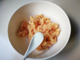 7、蒸枸杞鸡肉圆,放入半小勺盐