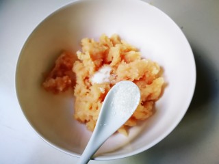 8、蒸枸杞鸡肉圆,放入半小勺糖