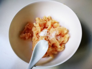 9、蒸枸杞鸡肉圆,放入少许鸡精