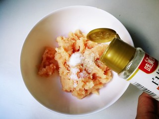 10、蒸枸杞鸡肉圆,放入少许白胡椒粉