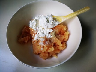 11、蒸枸杞鸡肉圆,放入四勺玉米淀粉