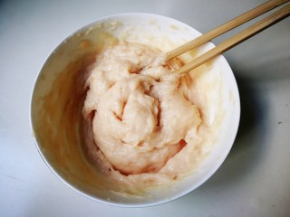 12、蒸枸杞鸡肉圆,放入适量葱姜水，顺时针搅拌成至有粘性的肉糊，静置一小时