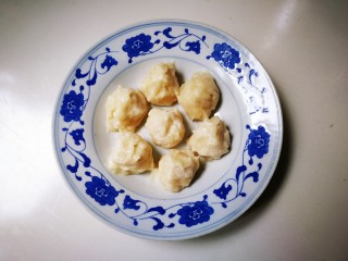 13、蒸枸杞鸡肉圆,用勺子一个一个的挖出肉糊放入盘中