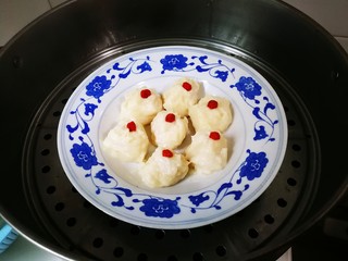 15、蒸枸杞鸡肉圆,蒸锅水开放入肉糜蒸八分钟焖三分钟