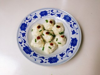 16、蒸枸杞鸡肉圆,撒入葱花