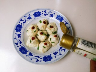 17、蒸枸杞鸡肉圆,撒少许白胡椒粉