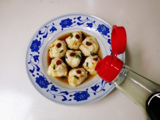 18、蒸枸杞鸡肉圆,淋入一勺生抽
