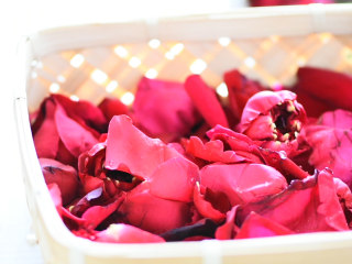 1、玫瑰花膏,去除花萼和花蕊