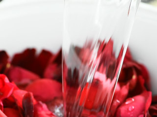 2、玫瑰花膏,花瓣放入锅内，加水