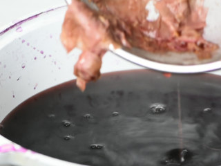 3、玫瑰花膏,煮至花瓣颜色变浅褐色，捞出花瓣